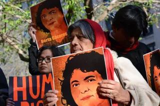 Grupo de personas manifiestan por Berta Cáceres en las puertas de la OEA 2016