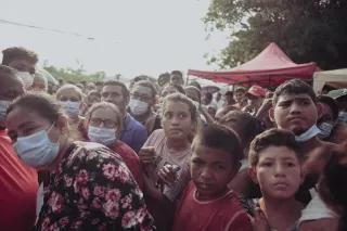 Personas se aglomeran en la entrada de la colonia La Planeta, en San Pedro Sula