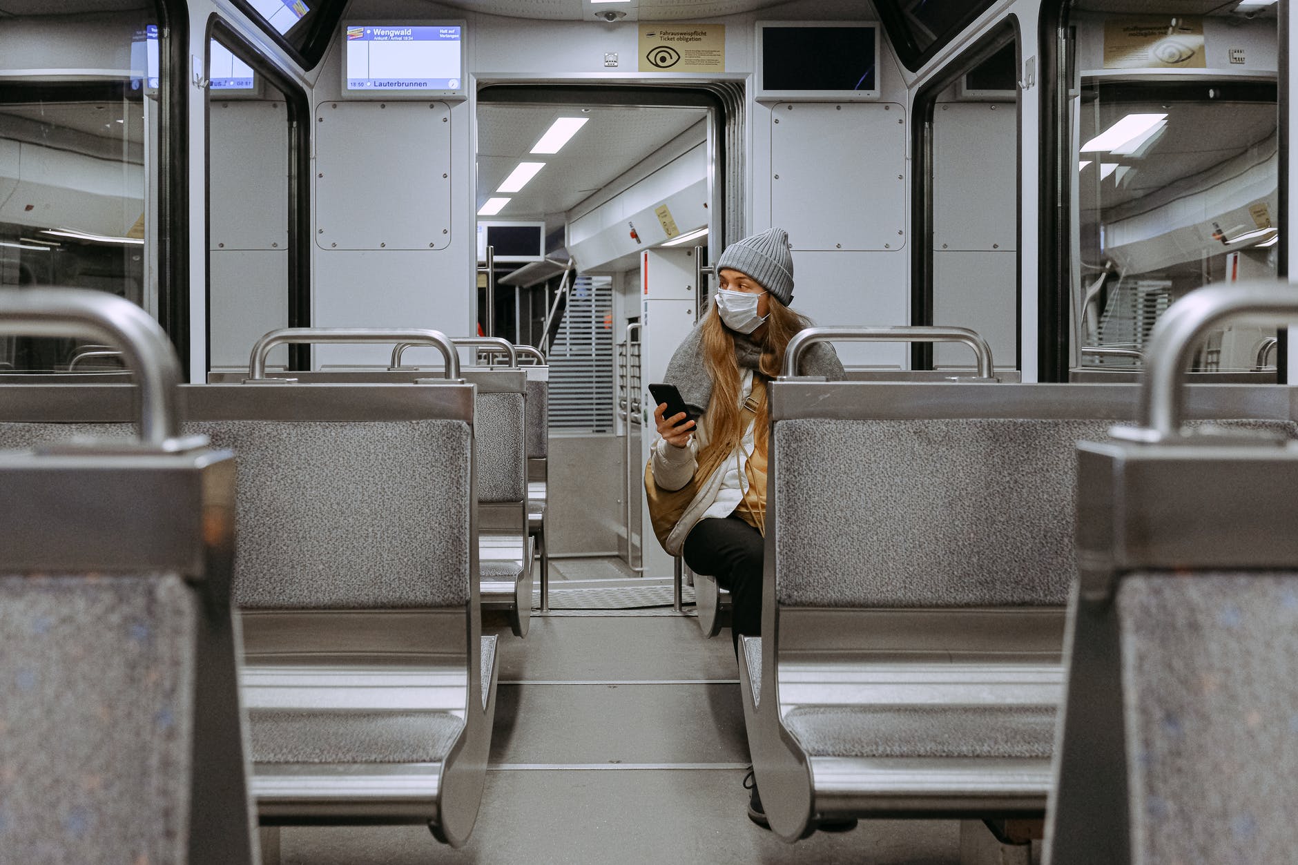 Mujer en transporte público