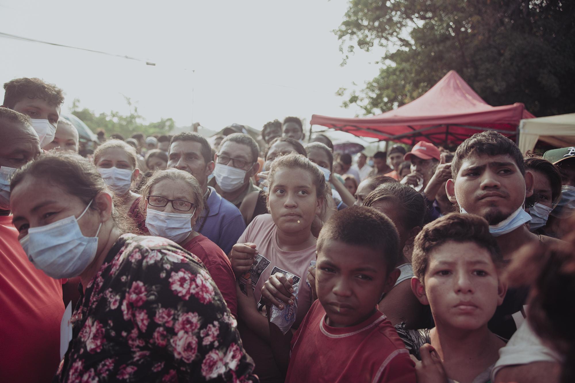 Personas en en San Pedro Sula Personas se aglomeran en la entrada de la colonia La Planeta, en San Pedro Sula