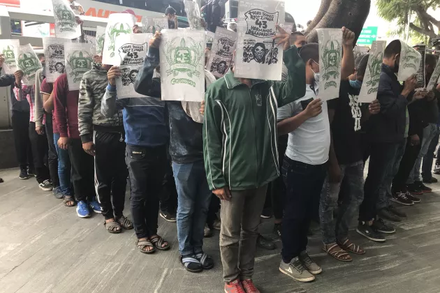 Vienen de distintas normales rurales. Hablan con distintos acentos. No conocieron a los 43, pero hoy exigen por ellos.