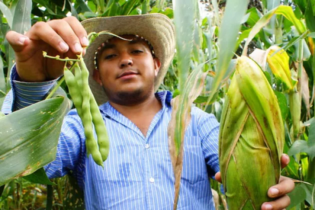 Mostrando los productos de la milpa.