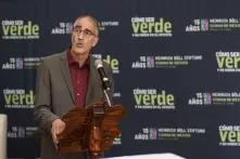 Dawid Bartelt dio la bienvenida a las personas que asistieron a nuestro evento de aniversario.