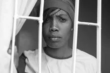 Miedo a la multitud: Liz (Rose Njenga) se preocupa por sí misma y por su pareja. Fotograma de la película "Stories of Our Lives", 2014 © The Nest Arts Company Limited