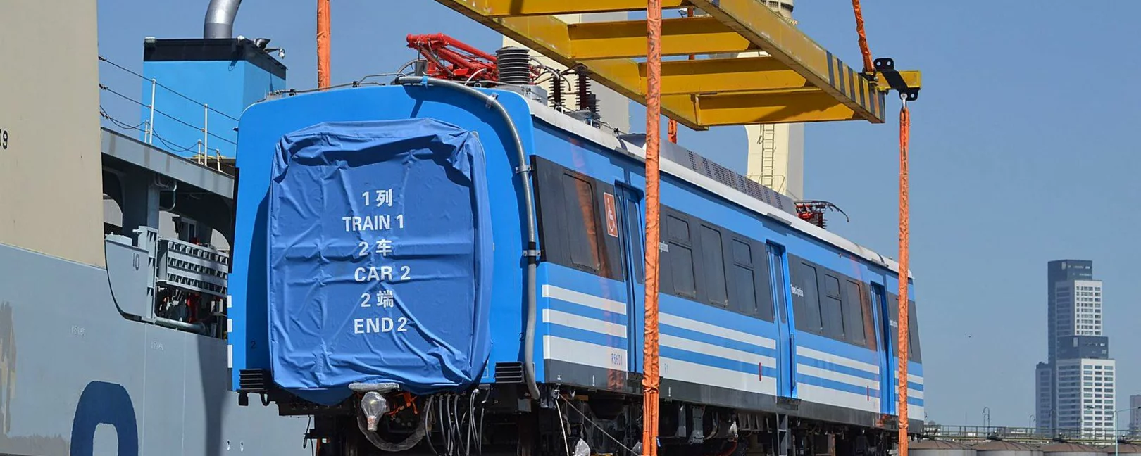 Entrega de un tren chino en el puerto de Buenos Aires, Argentina.
