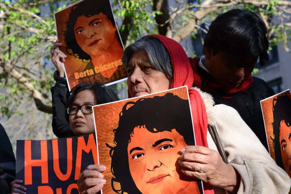 Grupo de personas manifiestan por Berta Cáceres en las puertas de la OEA 2016