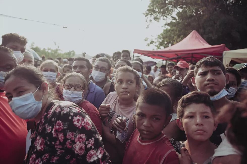 Personas en en San Pedro Sula Personas se aglomeran en la entrada de la colonia La Planeta, en San Pedro Sula