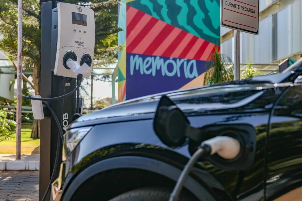 Elektroauto an einer Ladestation in Brasilia Coche eléctrico en una estación de carga en Brasilia
