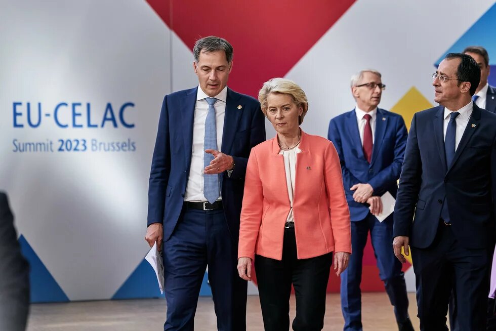 GPT Foto: Im Vordergrund sind EU-Kommissionspräsidentin Ursula von der Leyen und Belgiens Premierminister Alexander De Croo im Gespräch. Dahinter stehen Bulgariens Premierminister Nikolai Denkov und Zyperns Präsident Nikos Christodoulidis.