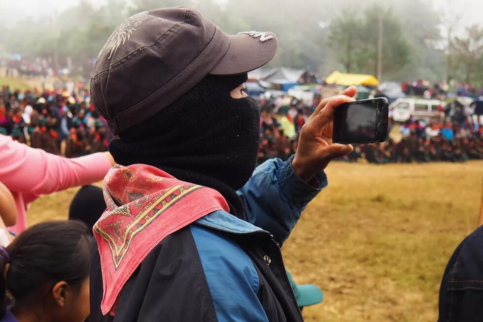 Zapatista con celular