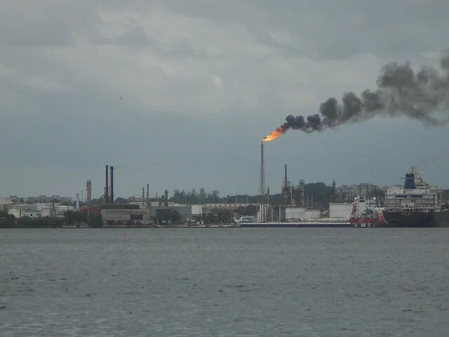 La quema de combustibles fósiles es el origen principal de las emisiones contaminantes en América Latina, como lo refleja la imagen de la refinería Ñico López, en la capital de Cuba.Emili