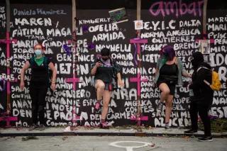 Grupo de mujeres frente a las vallas del Palacio Nacional 8M
