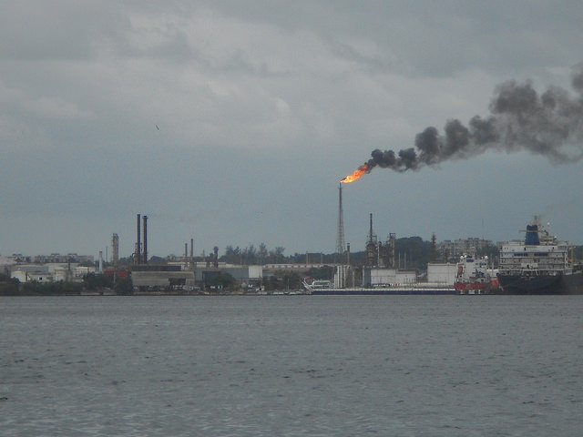 La quema de combustibles fósiles es el origen principal de las emisiones contaminantes en América Latina, como lo refleja la imagen de la refinería Ñico López, en la capital de Cuba. La quema de combustibles fósiles es el origen principal de las emisiones contaminantes en América Latina, como lo refleja la imagen de la refinería Ñico López, en la capital de Cuba.Emili